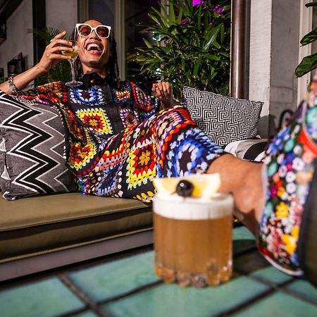 Qt Melbourne Otel Dış mekan fotoğraf A woman drinking a beer