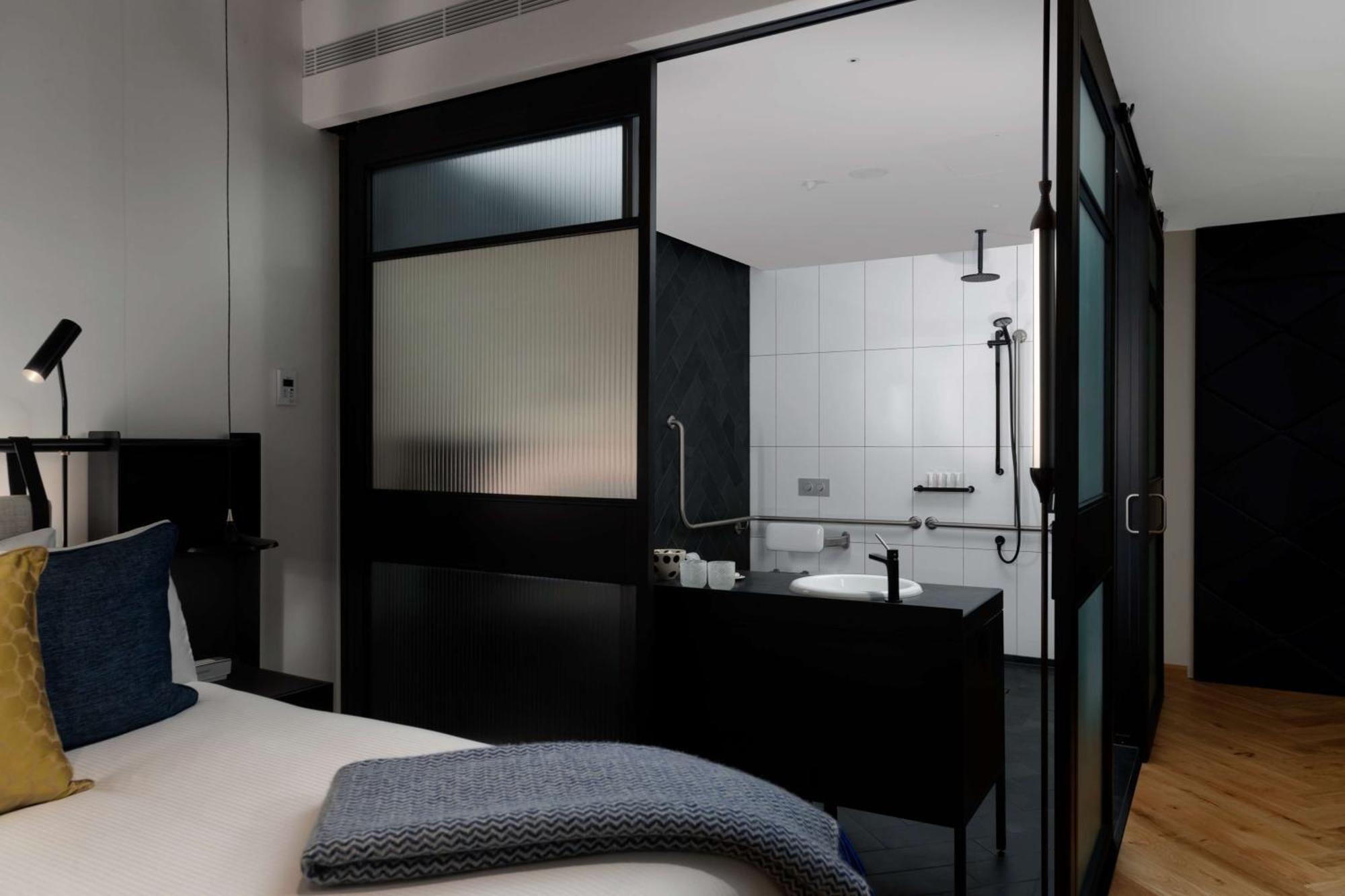 Qt Melbourne Otel Dış mekan fotoğraf A bathroom at the Hotel