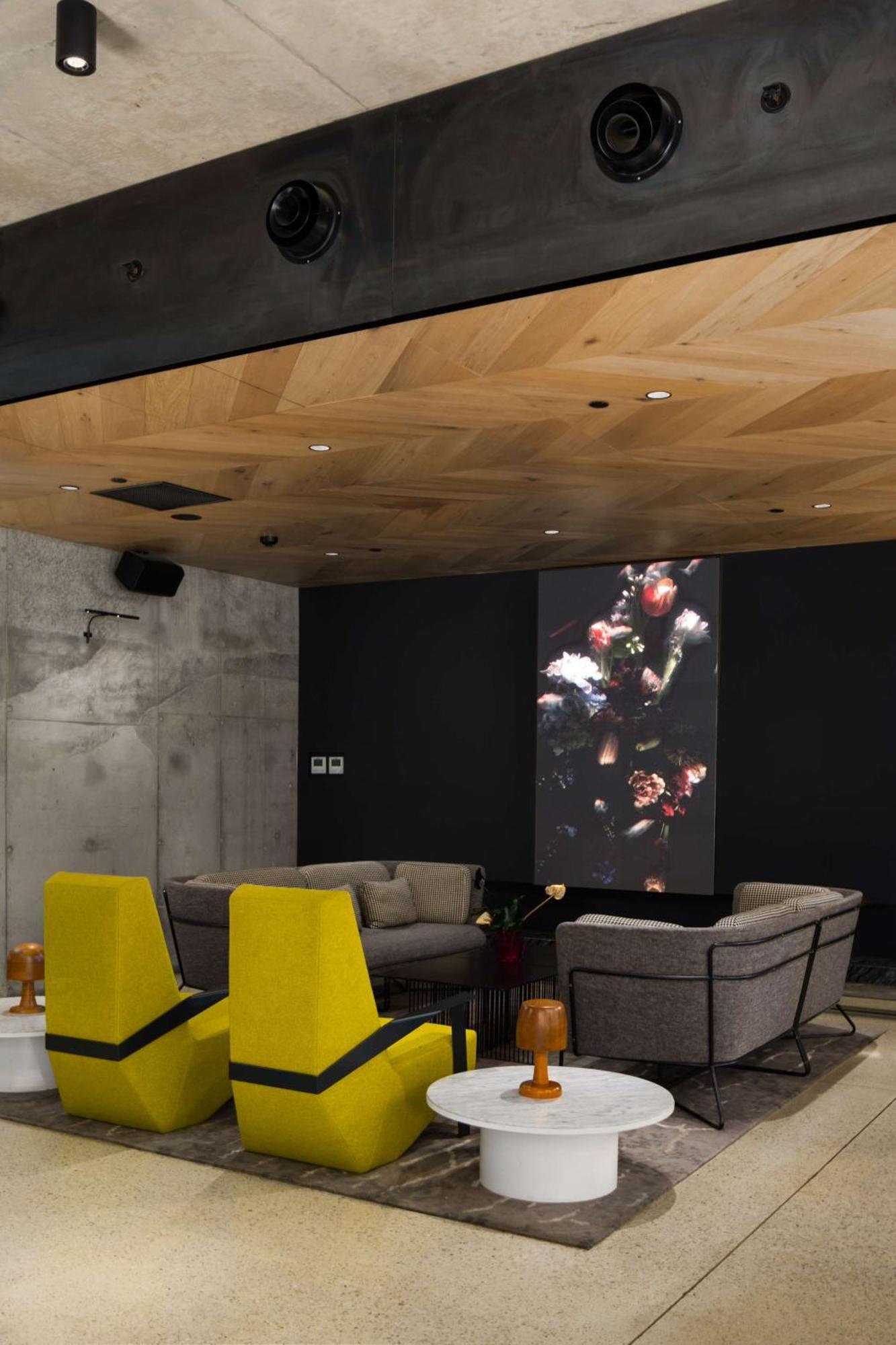 Qt Melbourne Otel Dış mekan fotoğraf The interior of the 2014 edition of the 100 Design exhibition