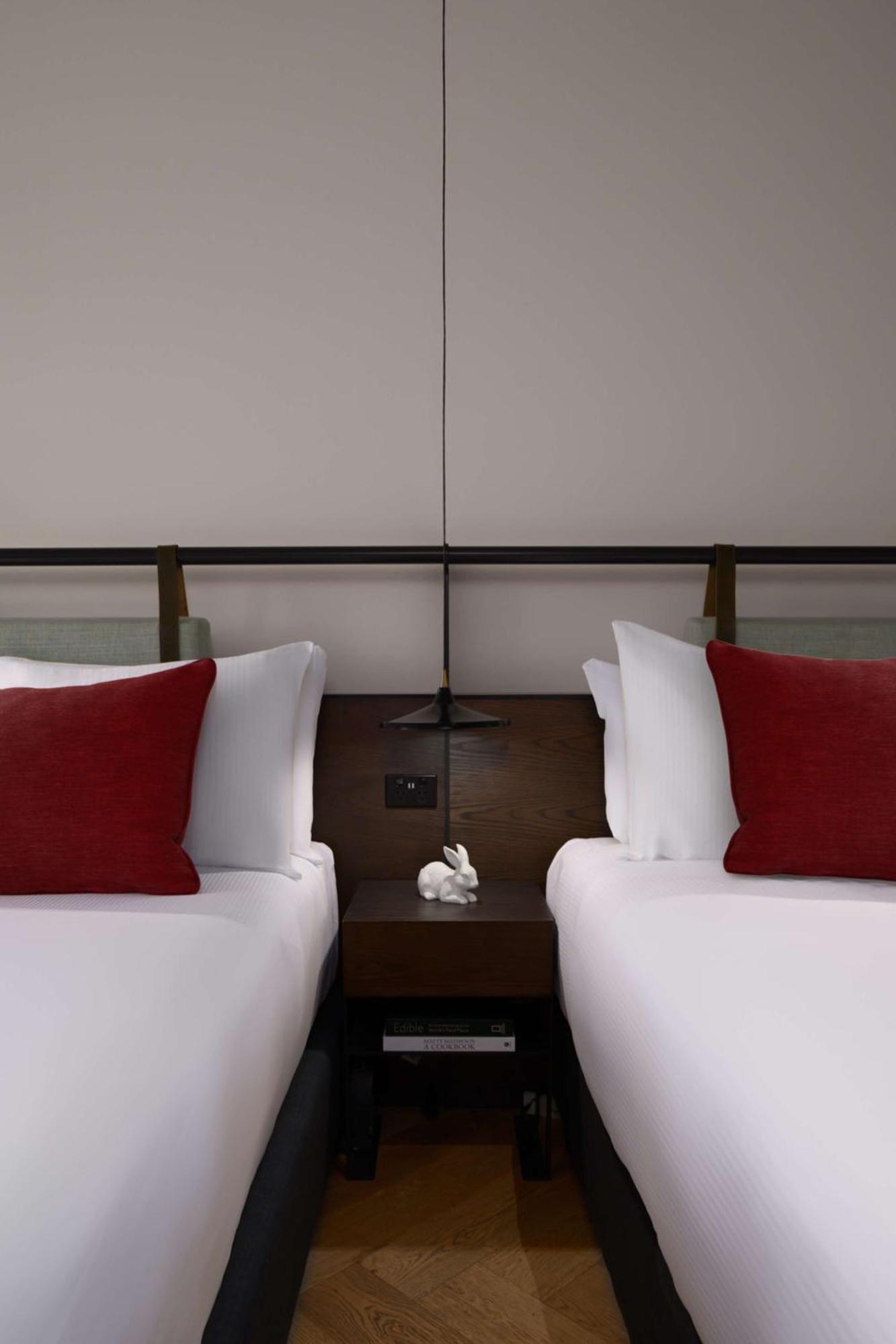 Qt Melbourne Otel Dış mekan fotoğraf A bed with a nightstand