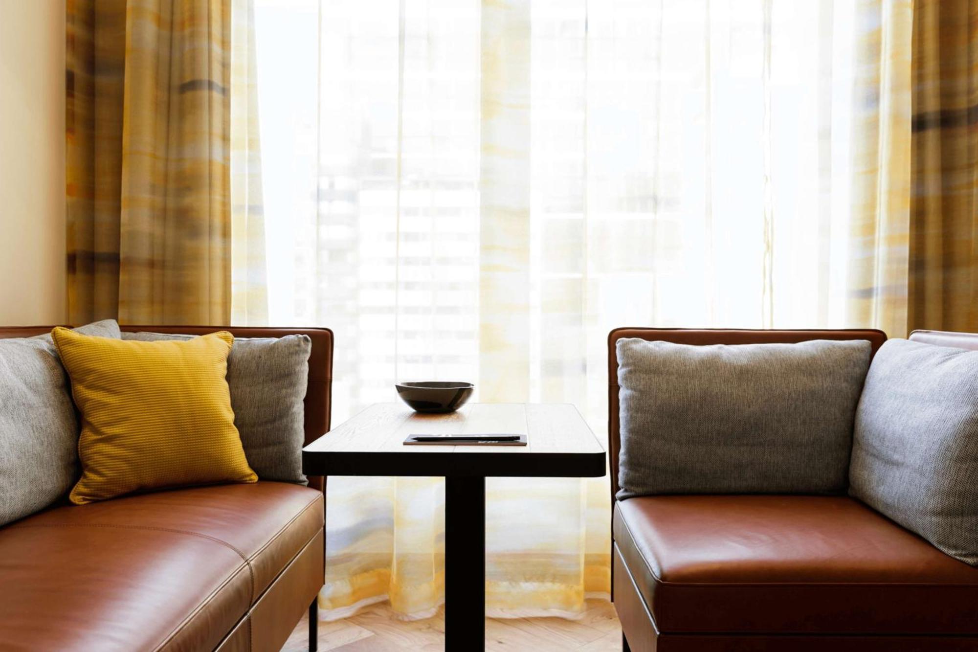 Qt Melbourne Otel Dış mekan fotoğraf A table and two chairs