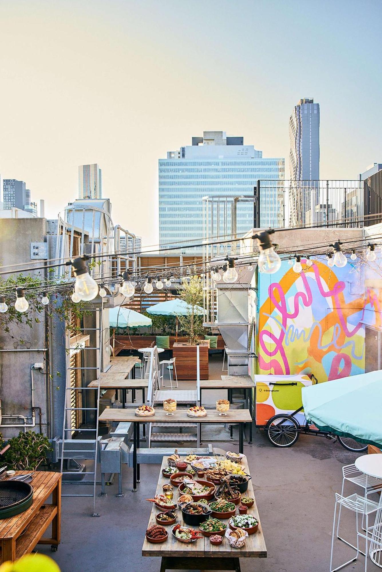 Qt Melbourne Otel Dış mekan fotoğraf The rooftop bar at the Standard East Village