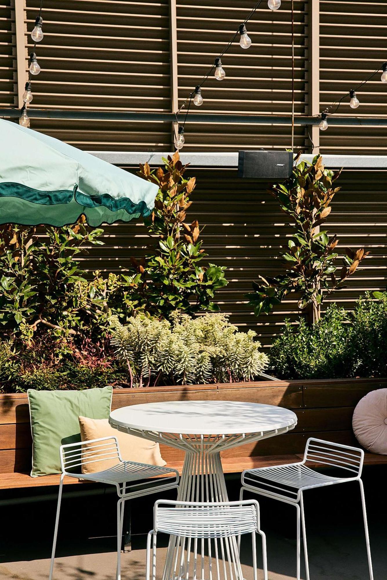 Qt Melbourne Otel Dış mekan fotoğraf A balcony garden